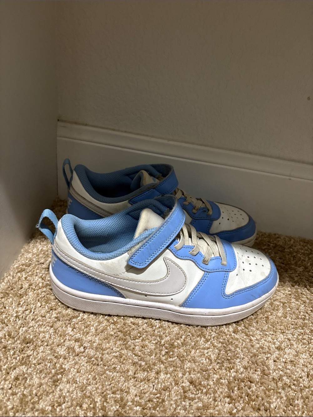 Nike Kids Low-Top Sneakers in Light Blue and White